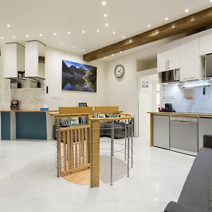 Apartamento Louvre Luxury &, Paris